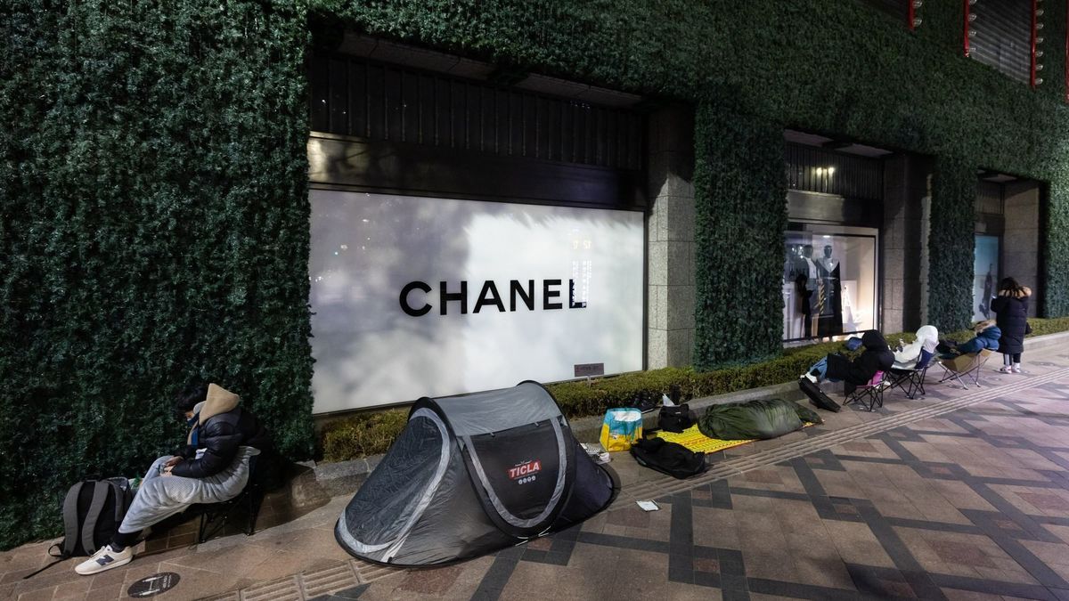 Люди ночуют под магазином Chanel, чтобы приобрести предметы роскоши: шокирующие фото - Бизнес