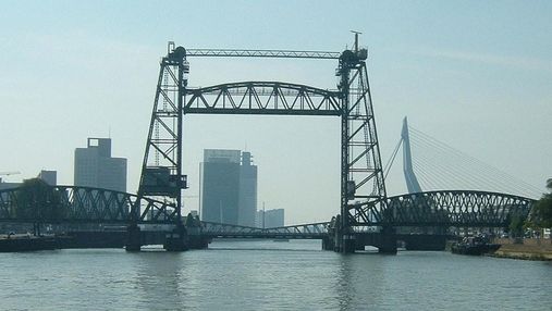 У Нідерландах частково демонтують міст, щоб під ним змогла пройти супер'яхта Джеффа Безоса