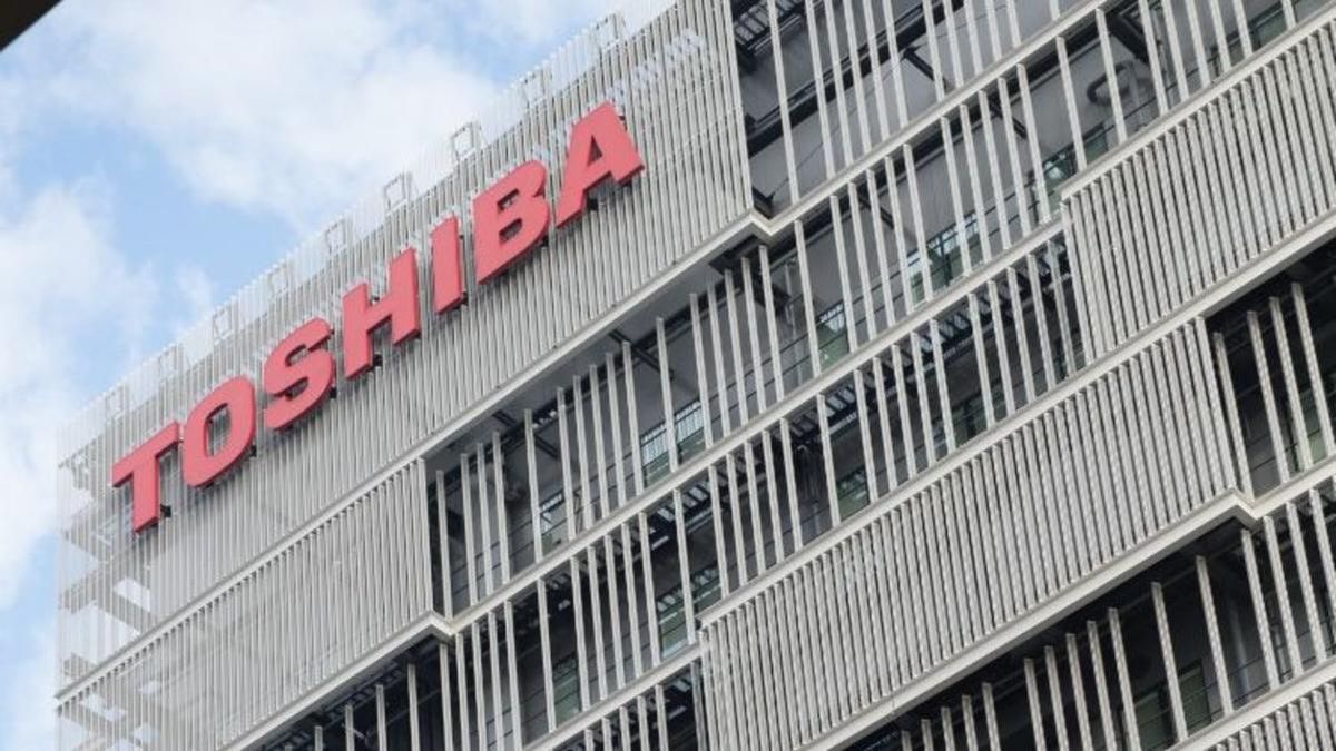 Японська корпорація Toshiba призупиняє інвестиції у Росію - Бізнес