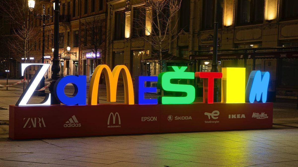 В Петербурге установили 8-метровую надпись ZAMEŠTIM с первых букв брендов, покинувших Россию