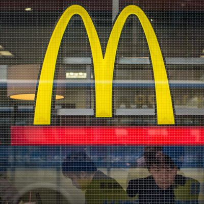 McDonald's полностью уходит с российского рынка, компания начала там продавать бизнес
