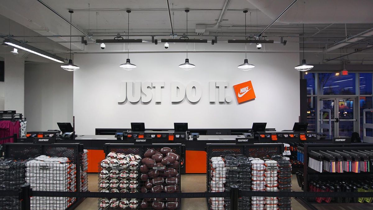 Nike и Marks & Spencer закрывают свои магазины в России и полностью выходят из страны
